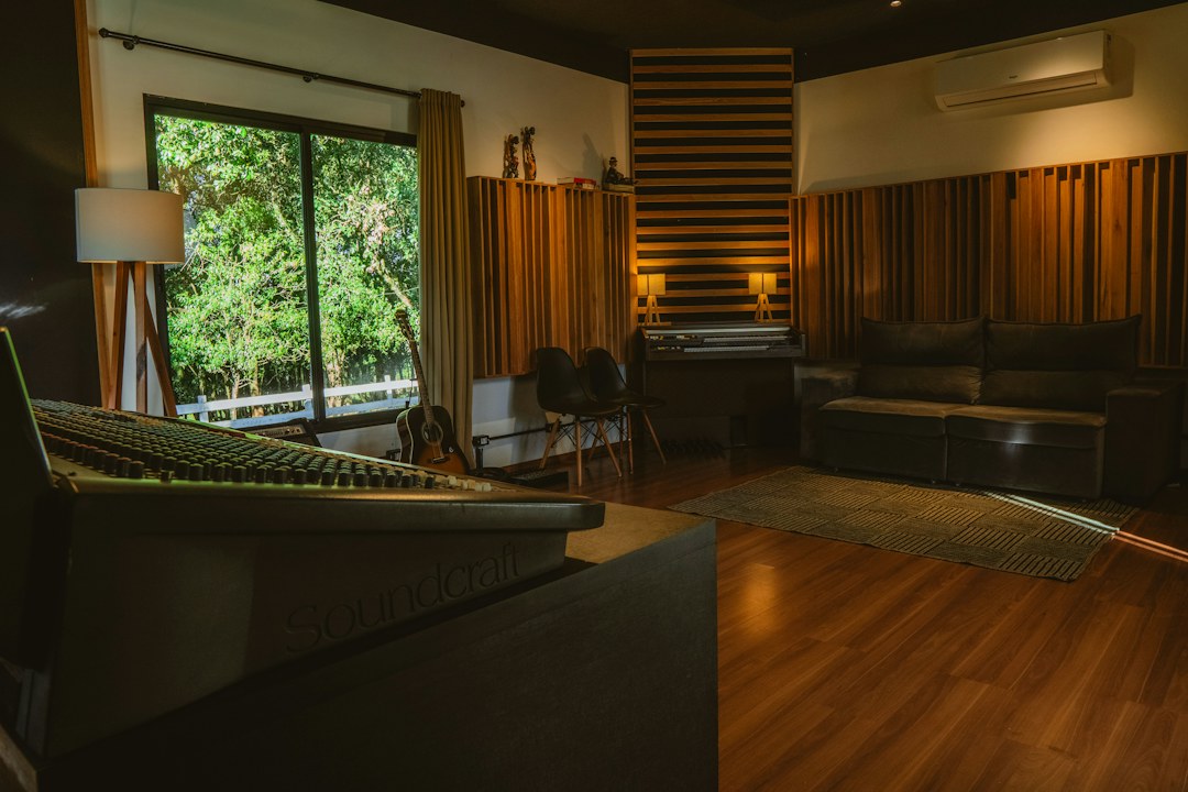 Thiết bị âm thanh trong không gian xử lý âm học, minh họa kiểm soát âm thanh trong phòng